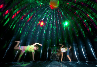 Echt feest is het pas met dit ongelooflijk coole discospringkasteel! Het kasteel heeft ingebouwde discolights, en een ingebouwde geluidsinstallatie. Kan niet ontbreken op uw kidsparty. Compatibel met elk type mp3 speler/ipod/USB/SD kaart/XLR aansluiting/CD/platenspeler/laptop enz...